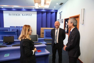 Ambasadori i Japonisë Makoto Ito premton investime në Kamëz