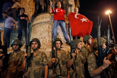 Turqia lëshon urdhër-arreste për 14 ushtarakë