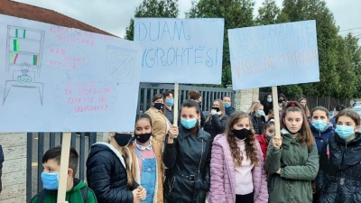 “S’ka vota pa ngrohje”/ Prindër dhe nxënës të një shkolle 9-vjeçare dalin në protestë! Fëmijët nuk pranojnë të…