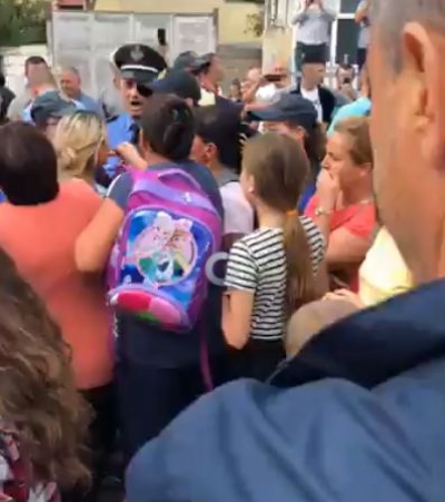 Skandaloze/ Protesta në Mengël, Forcat Speciale përplasen më fëmijët (video)