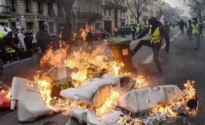 “Jelekët e Verdhë” në fundjavën e 20-të të protestave, mbushin rrugët e Parisit