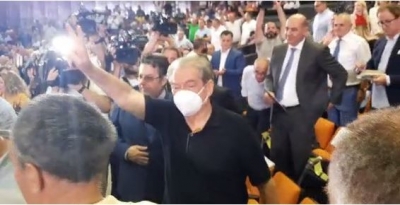 Sali Berisha hyn në sallë, demokratët “shpërthejnë” në brohoritje, “ndizet” Kuvendi Kombëtar i PD