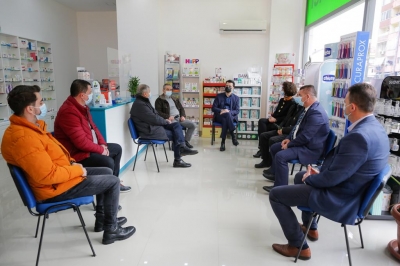 Basha takim me farmacistë dhe pacientë, iu prezanton programin “Shqipëria fiton”: Tregu është hapur për mafien e barnave. Fokusi ynë…