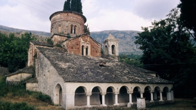 Restaurimi i kishës më të vjetër në Shqipëri është bërë keq, një vit pas e kap lagështia
