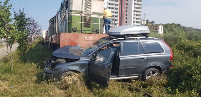 Treni përplas makinën në Elbasan, një person i plagosur