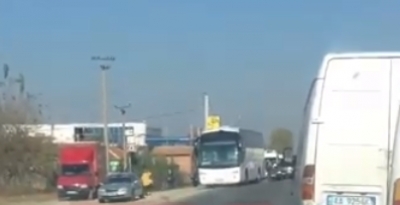 VIDEO/ Autobusit i rrjedh karburanti, alarmohen pasagjerët