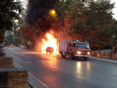 I shpërtheu makina në flakë në mes të Tiranës, si kuptoi shoferja bjonde gjithçka?