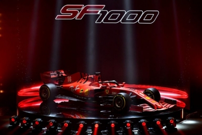 Formula 1/ Prezantim fantastik! Ferrari i ri zbulohet në skenën e një teatri