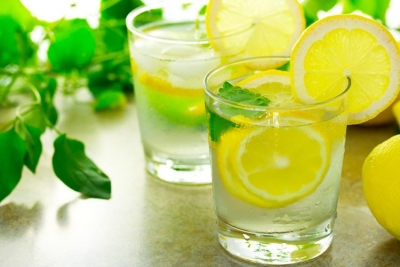 Përfitimet nga uji me limon