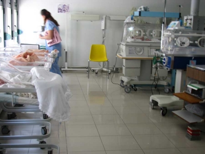 Vdekja e foshnjës në maternitet, reagon spitali: Fëmija vuante nga një sindromë e rrallë