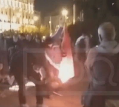 Foto/ Skandaloze, protestuesit grekë djegin flamurin shqiptar