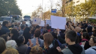 Protestat në Astir/ Kryeministri Berisha u bën thirrje qytetarëve të bashkohen me ta