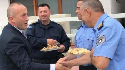 Haradinaj &quot;heq&quot; dorë nga detyra e kryeministrit, bën kamarierin (FOTO)