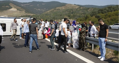 Përmbyset në autostradë minibusi, plagosen 14 dasmorë