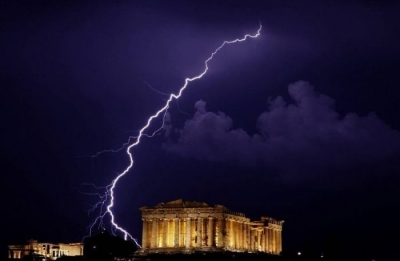 Rrufeja godet Akropolin, 4 të plagosur në Athinë