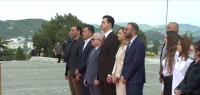 Lulzim Basha homazhe tek Varrezat e Dëshmorëve, ja 5 përfaqësuesit e PD që e shoqërojnë