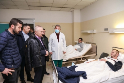 Meta pasi vizitoi në spital Bledar Okshtunin: Sulmi erdhi nga militantë të Rilindjes dhe drejtorë të Bashkisë së Kavajës