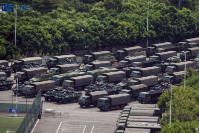Ushtria kineze kujton se është vetëm &quot;dhjetë minuta larg nga Hong Kongu&quot;