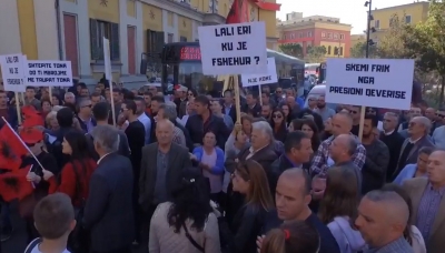 “Lali Eri ku je fshehur”, protesta kundër prishjes së shtëpive vazhdon para bashkisë
