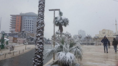 Bora mbërrin edhe në bregdet, zbardhet qyteti i Durrësit