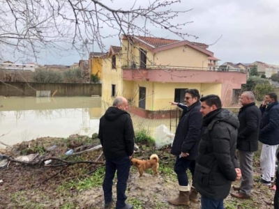 Paloka me banorët e përmbytur në Shijak: Rilindasit mendojnë për xhepat e tyre e jo për qytetarët
