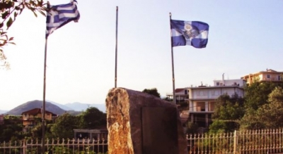 Shqiptarët reagojnë, thyhet memoriali i kriminelit grek në Finiq