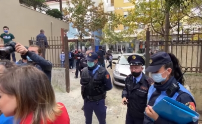 “Heroina e ditës!”, Kryemadhi ndan videon nga incidenti në Durrës: Policja refuzoi të na gjobiste, zgjodhi të jetë me popullin