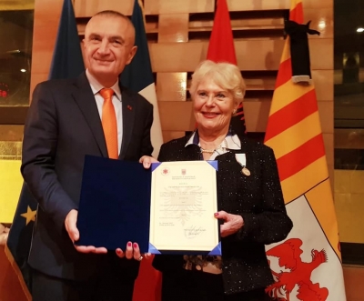 Presidenti Meta i jep shtetësinë shqiptare motrës së Mbretëreshës Geraldine