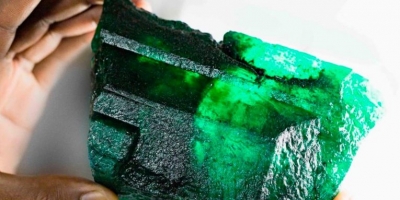 1.1 kg dhe 5.655 karat: Zbulohet smeraldi “luan”