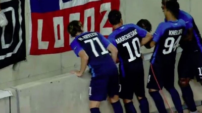 (VIDEO) Kosovari bën gol, feston dhe nuk shikon se po hidhet në një gropë