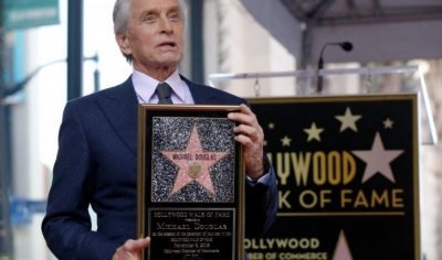 Michael Douglas bëhet me yll në Hollywood