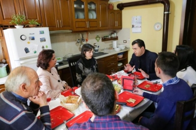 Basha vizitë në familjen e mjekut në Korçë: Zotimi i parë për shëndetësinë, ndalja e koncesioneve dhe rritja e pagave