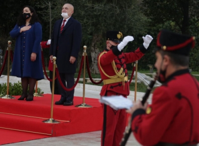 Vjosa Osmani nis vizitën zyrtare në Shqipëri, pritet me ceremoni në Presidencë nga Ilir Meta