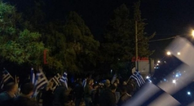 Grekët turren në ambasadën shqiptare në Athinë: Gurë dhe zjarr tek qentë shqiptarë!