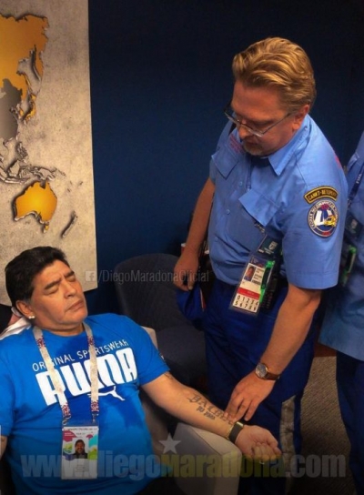 Maradona qetëson fansat: Nuk jam në spital, do të qëndroj gjatë në Rusi!