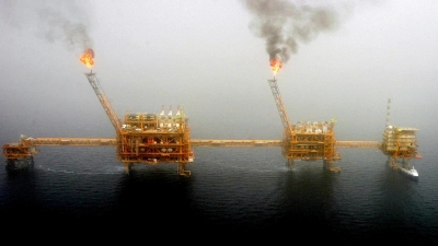 Teherani: Eksportuesit privatë blejnë 3 milionë fuçi me naftë iraniane