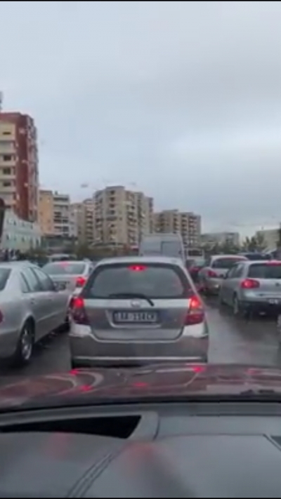 &#039;Ferri në Tiranë&#039;/ Ish-kryeministri akuza Veliajt: I vetmi kryeqytet me hyrje kryesore me një korsi