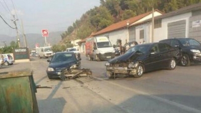 Aksident në Berat, përplasen tre makina
