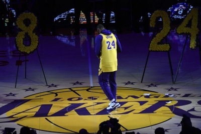 Video/ Lot, trëndafila dhe dy stolat bosh… Homazhe drithëruese të LA Lakers për Kobe Bryant