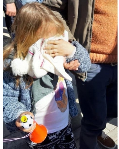 Gazi helmoi fëmijët. Fotoja simbol e protestës dhe papërgjegjshmërisë së Gardës e Policisë (FOTO)