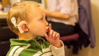 Humbja e dëgjimit te fëmijët çon në ndryshime në tru