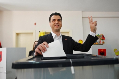 Kryetari i PD Lulzim Basha voton në orën 9, shoqëruar nga votues për herë të parë. Ja mesazhi i kryedemokratit