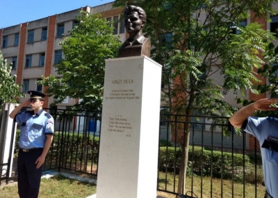 Busti i poetit martir Havzi Nela vendoset në gjimnazin e Kukësit