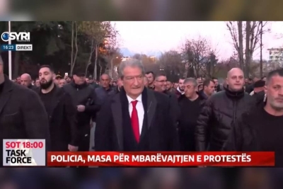 Berisha i bashkohet protestuesve, nis marshimi drejt Kryeministrisë