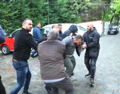 Policë civilë tentuan të rrëmbenin protestuesin, Balliu: Këta janë ushtarët e organizatës kriminale 5D