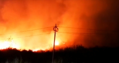 Zjarr i madh pranë autostradës Lushnje-Rrogozhinë