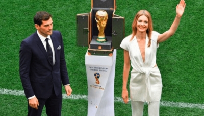 Ceremonia e hapjes, Iker Casillas prezanton Kupën e Botës