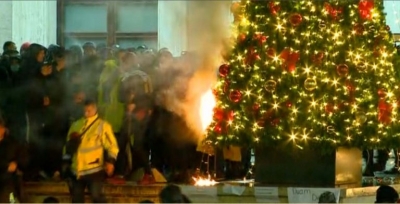 Tension para Kryeministrisë, protestuesit i vënë flakën pemës së Krishtlindjes