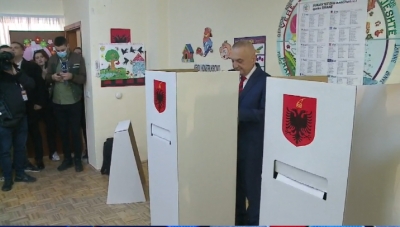 Voton Presidenti Meta dhe përshëndet me dy gishta: Për Kushtetutën, për demokracinë, për Shqipërinë në Europë