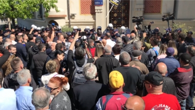 &#039;Institucioni aq shumë i akuzuar dhe nga SPAK’/ VOA: Protesta para bashkisë, kërkohet dorëheqja e Erjon Veliaj
